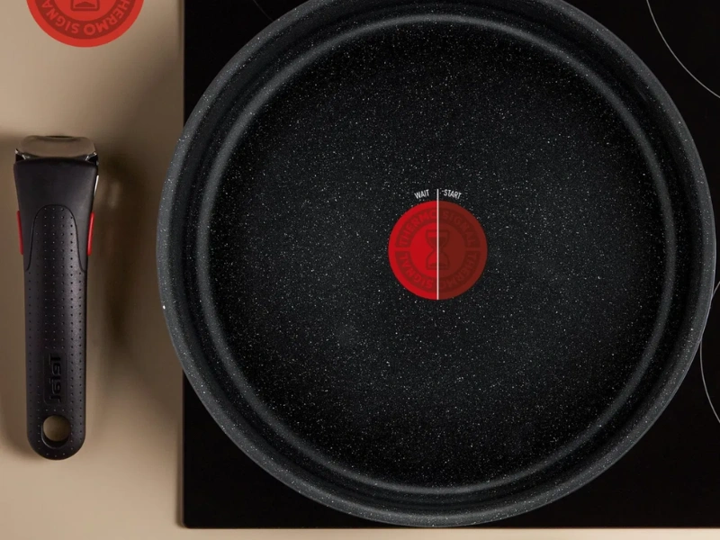 Vďaka indik&aacute;toru teploty viete, kedy je panvica Tefal G2810672 pripraven&aacute; na varenie.