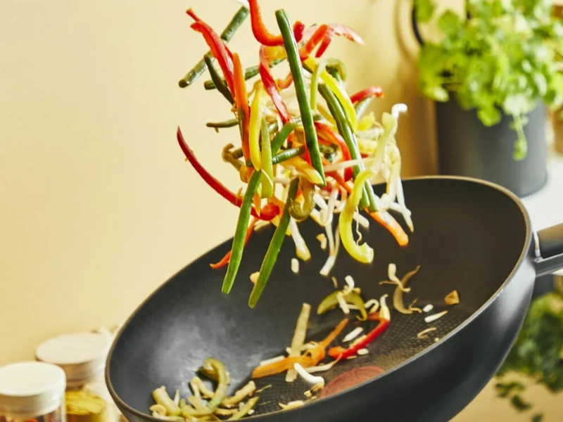 Panvica Tefal G2811972 s hlbok&yacute;mi okrajmi je ide&aacute;lna na restovanie.