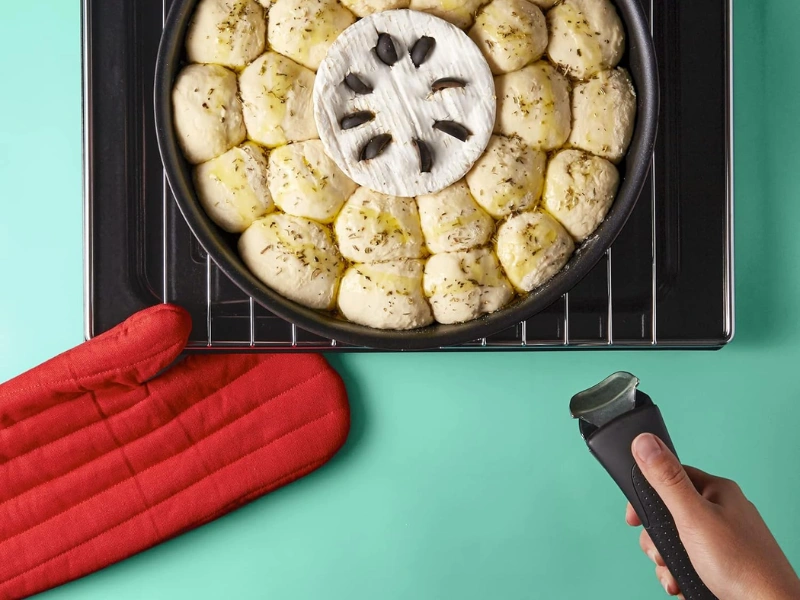 Panvica Tefal Ingenio Emotion L8970674 s odn&iacute;mateľnou rukov&auml;ťou pre viac flexibility pri varen&iacute;.