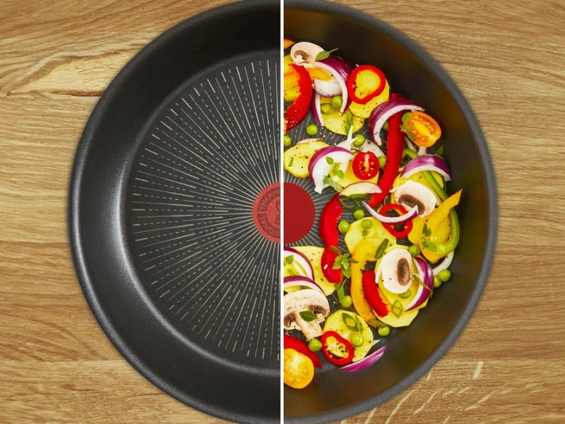 Nepriľnav&yacute; povrch panvice Tefal L8977774 vydrž&iacute; až 2-kr&aacute;t dlh&scaron;ie.