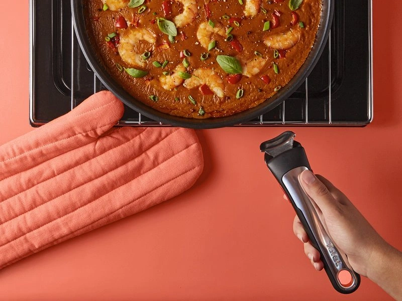 Panvica Tefal L8977774 s odn&iacute;mateľnou rukov&auml;ťou pre viac flexibility pri varen&iacute;.