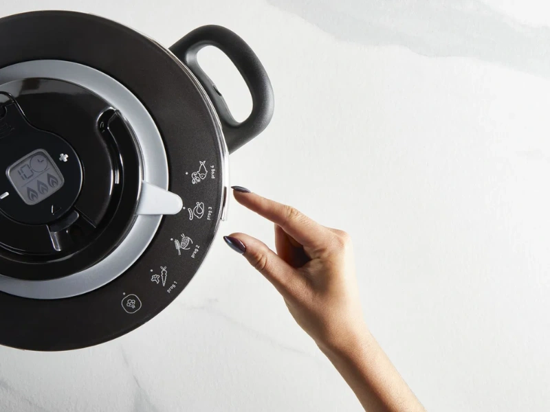 Tlakový hrniec Tefal CLIPSO+ CHEF P4550632 so 4 programami varenia pre vždy dokonalý výsledok.