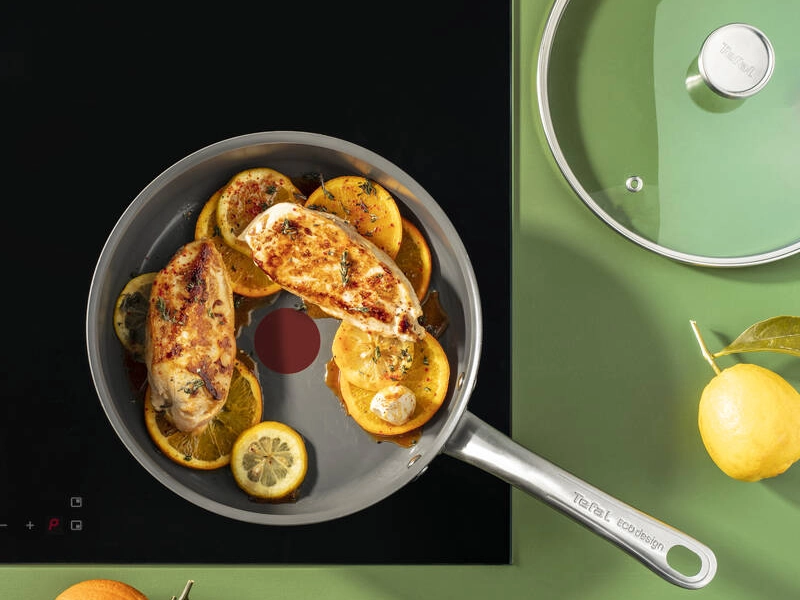 Panvica Tefal C4243253 Renew+ 24 cm na varnej doske s pokrievkou vedľa