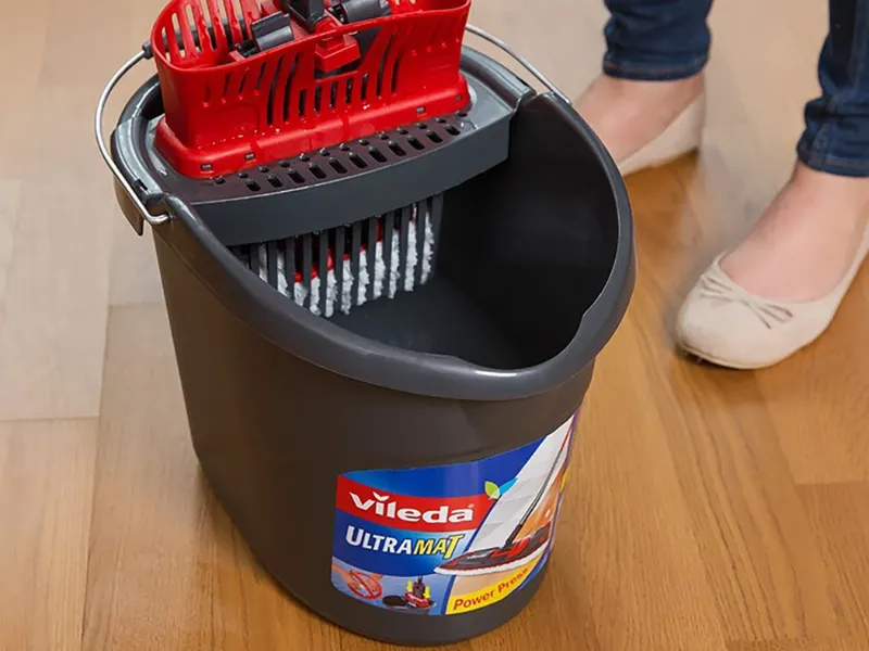 Pohodlné umývanie so suchými rukami vďaka žmýkaciemu vedru vo Vileda Ultramax Complete set box