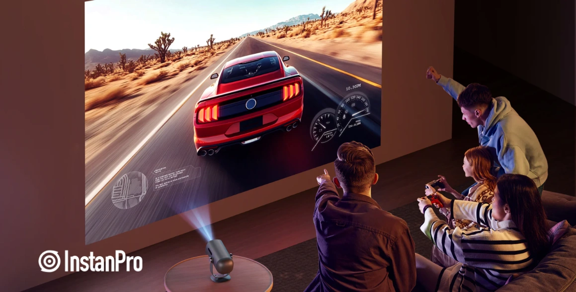 Projektor Dangbei Freedo vďaka funkcii InstantPro automaticky zaostrí obraz, odstráni skreslenie, vyhne sa prekážkam a zarovná obrazovku tak, aby ste si vychutnali film na maximum.