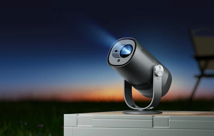 Projektor Dangbei Freedo si môžete vĎaka vstavenej batérii vziať kdekoľvek.