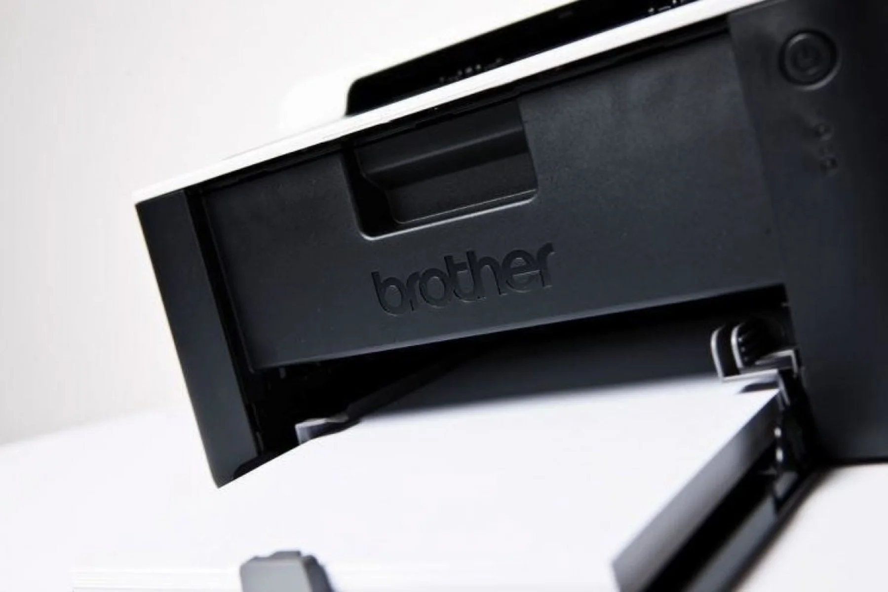 Čiernobiela laserová tlačiareň Brother HL-1112E manipulacia nizka spotreba