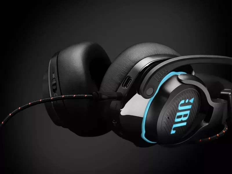 JBL_Quantum_810_sluchadla2