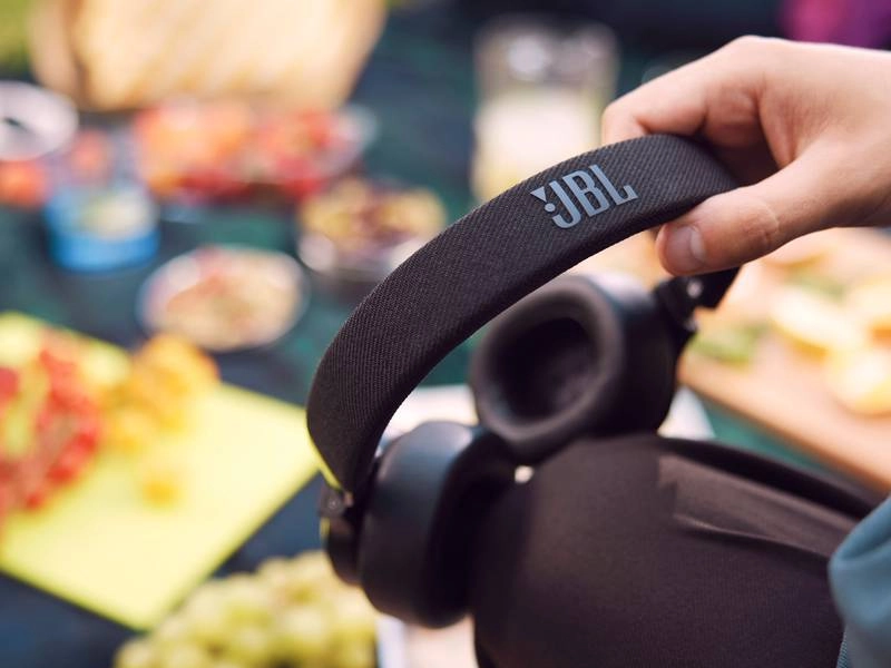 JBL Live 670NC.