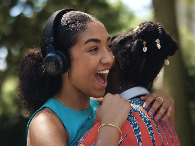 JBL Live 670NC bezdrôtové slúchadlá cez hlavu.
