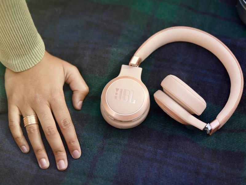 Slúchadlá cez hlavu JBL Live 670NC.
