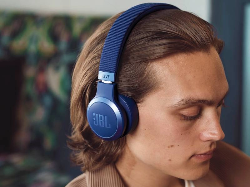 Slúchadlá cez hlavu JBL Live 670NC.