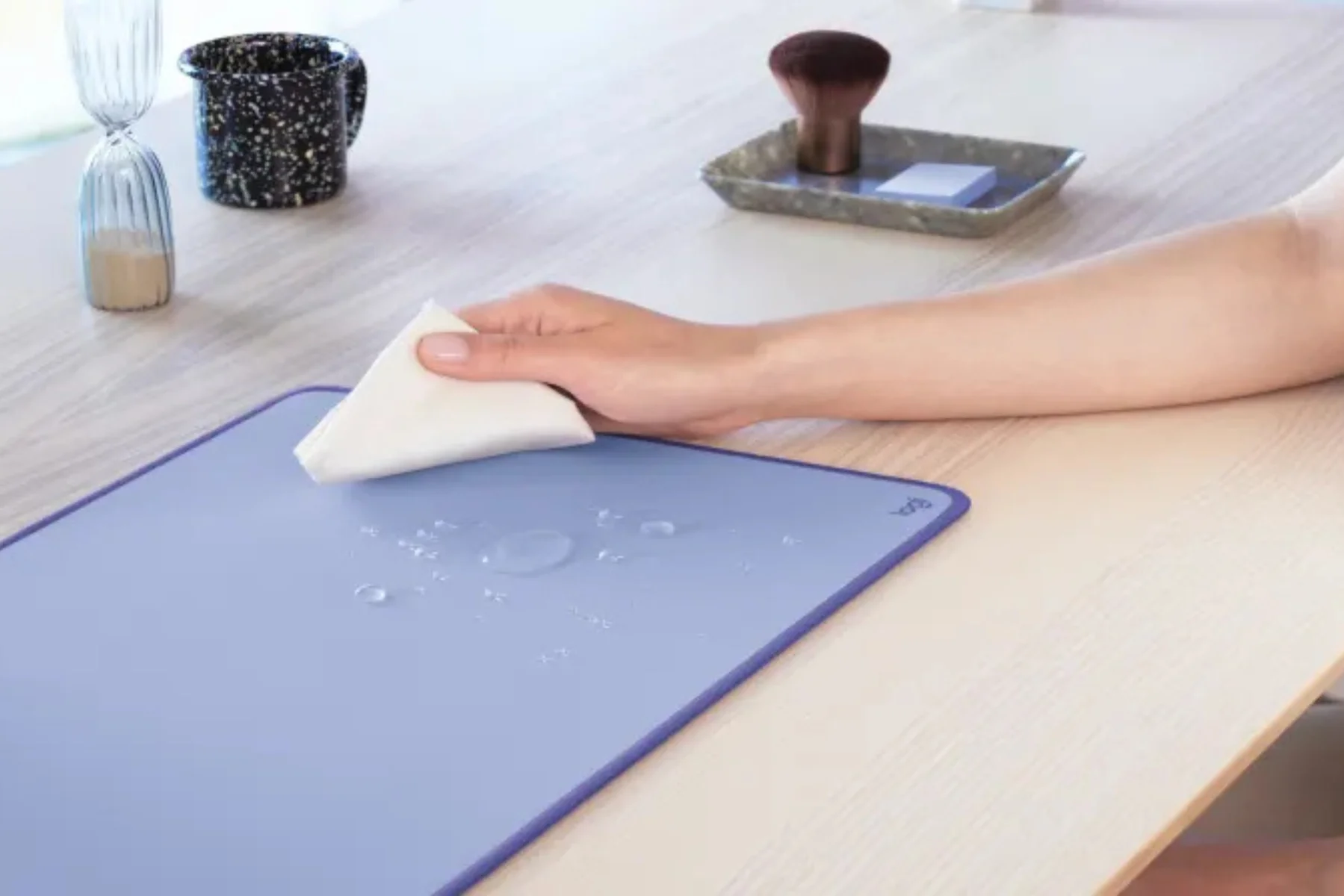 Podložka pre myš Logitech Desk Mat Studio Series LAVENDE odolnost proti poliatiu