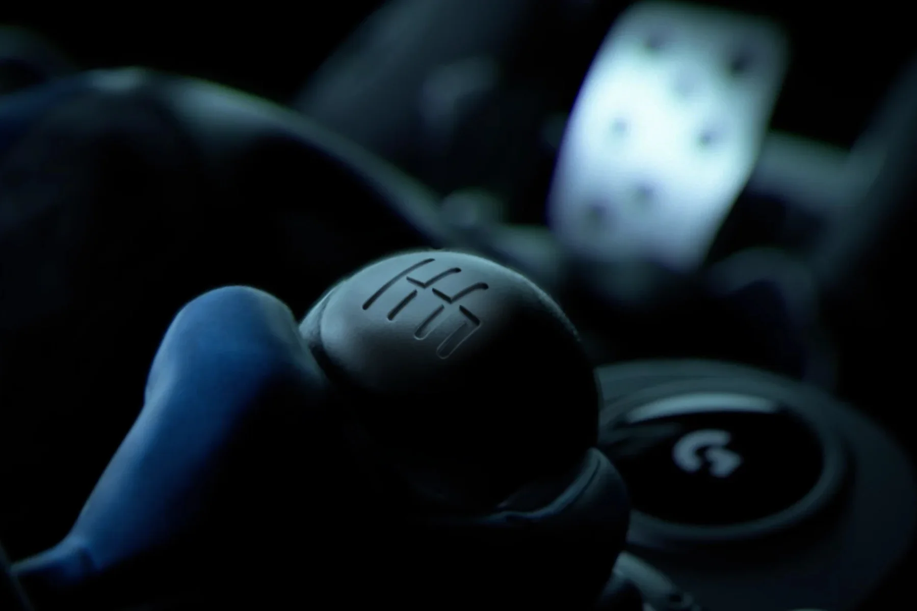 Riadiaca páka Logitech Driving Force Shifter bezpecne upevnenie