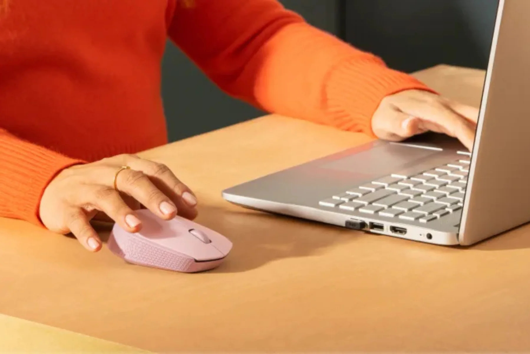 Bezdrôtová PC myš Logitech M171 Red obojrucne prevedenie