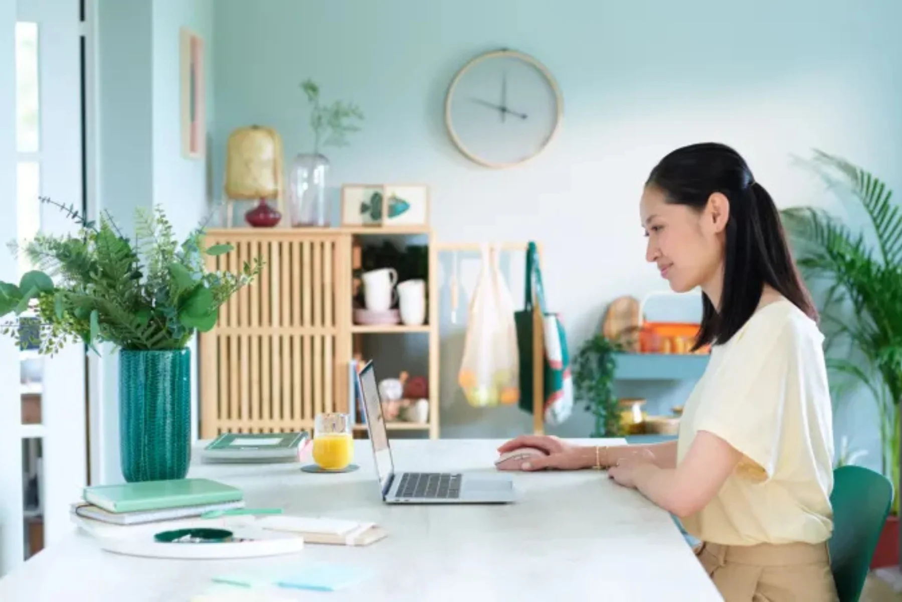 Optická PC myš Logitech Signature M650 White profilovany tvar pogumovane bocne uchyty