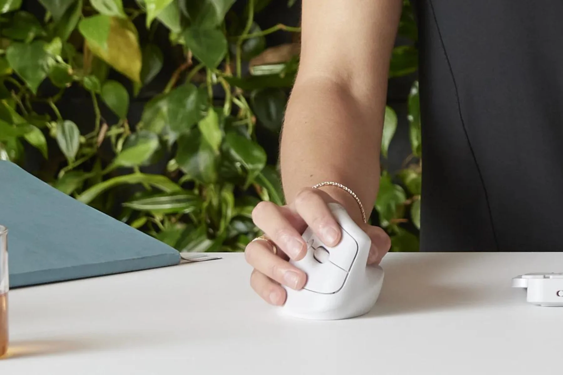 Vertikálna ergonomická myš Logitech Lift pre Business Mac WHITE prirodzenejsie drzanie tela