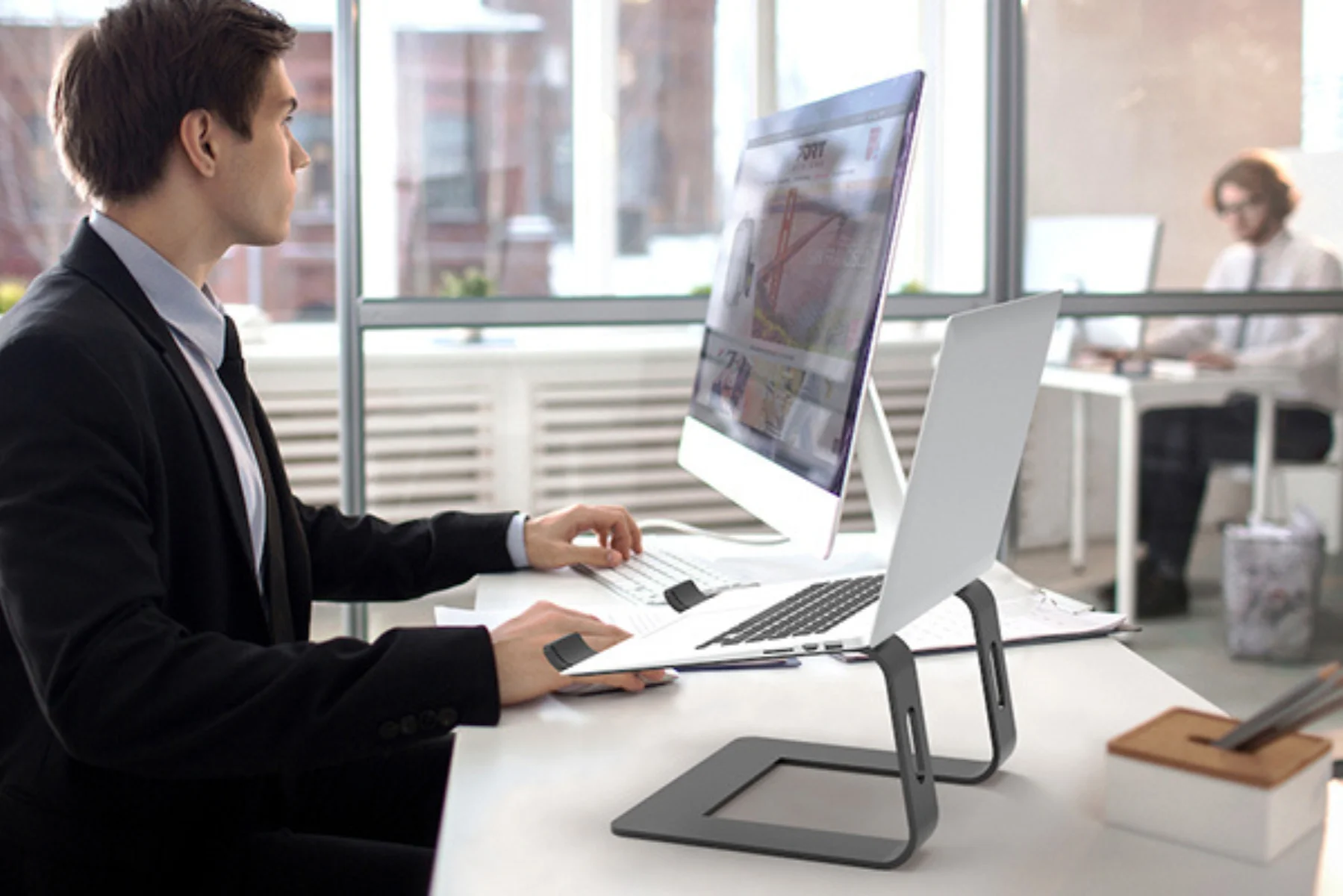 Hlin&iacute;kov&yacute; stojan na notebook Port Designs GR kvalitne materialy