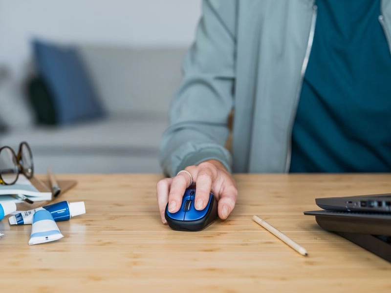 Trust_Yvi_Silent_eco_blue tichá