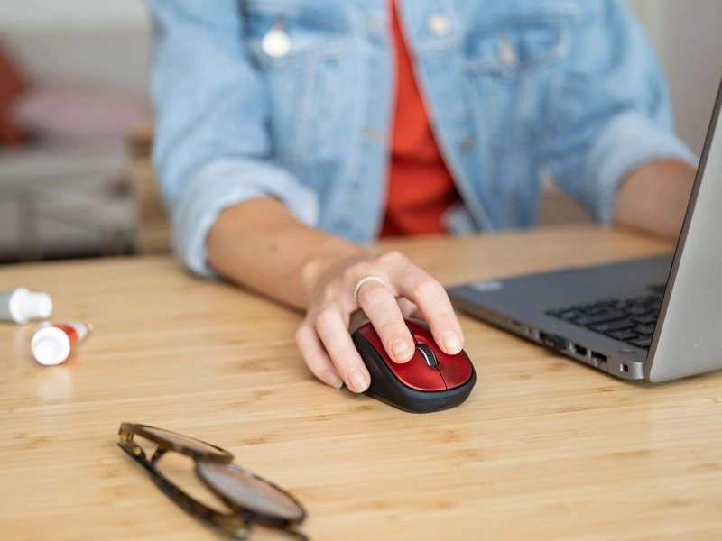 Trust_Yvi_Silent_eco_red tichá