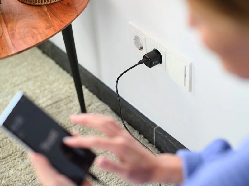 Trust_charger_20W_USB-C_black nabíjanie