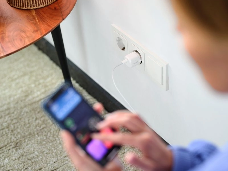 Trust_charger_20W_USB-C_white nabíjanie