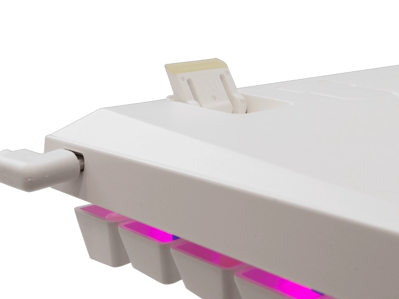 Whiteshark_wakizashi_2_US_white usb c