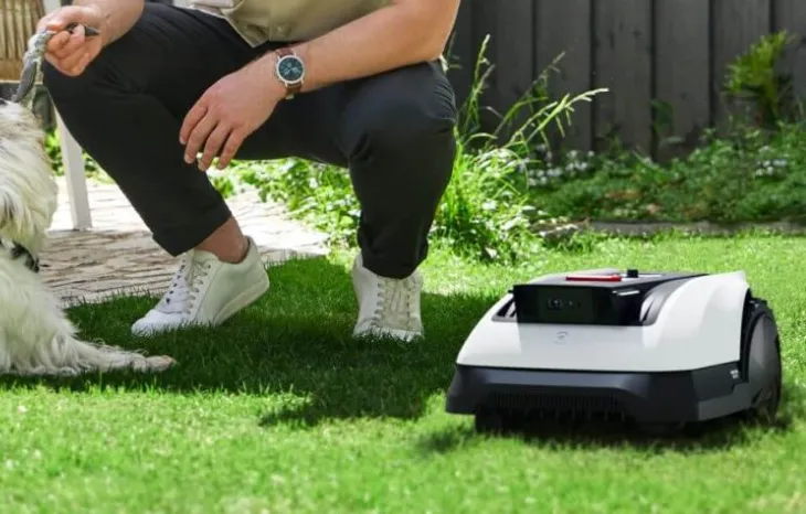 Vynikajúca robotická kosačka GOAT O800 RTK, ktorá bezstarosti pokosí celú záhradu.