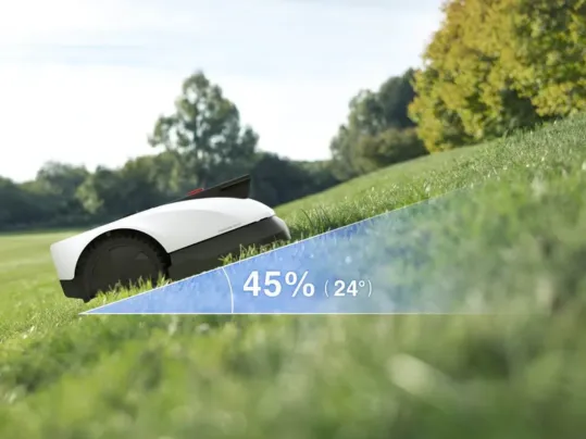 Kosačka Goat O800 RTK zvládne kosiť svahy so sklonom až do 45 %.