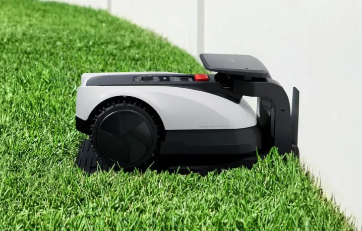 Vynikajúca robotická kosačka GOAT O500 PANORAMA, ktorá bezstarosti pokosí celú záhradu.