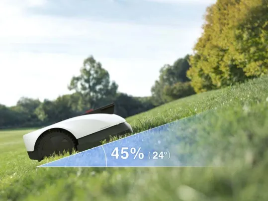 Kosačka Goat O500 PANORAMA zvládne kosiť svahy so sklonom až do 45 %.