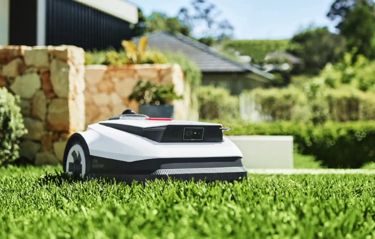 Vynikaj&uacute;ca robotick&aacute; kosačka GOAT A3000 LiDAR PRO, ktor&aacute; bezstarosti pokos&iacute; cel&uacute; z&aacute;hradu