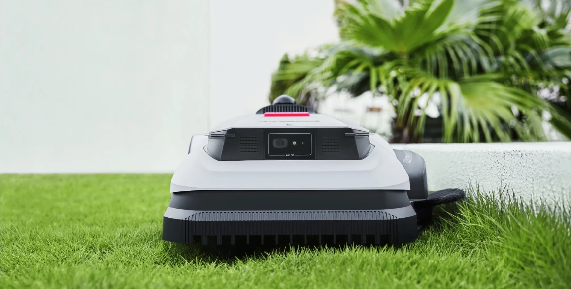 Robotick&aacute; kosačka GOAT A3000 LiDAR PRO udrž&iacute; v&aacute;&scaron; tr&aacute;vnik v perfektnom stave vďaka mulčovaniu.