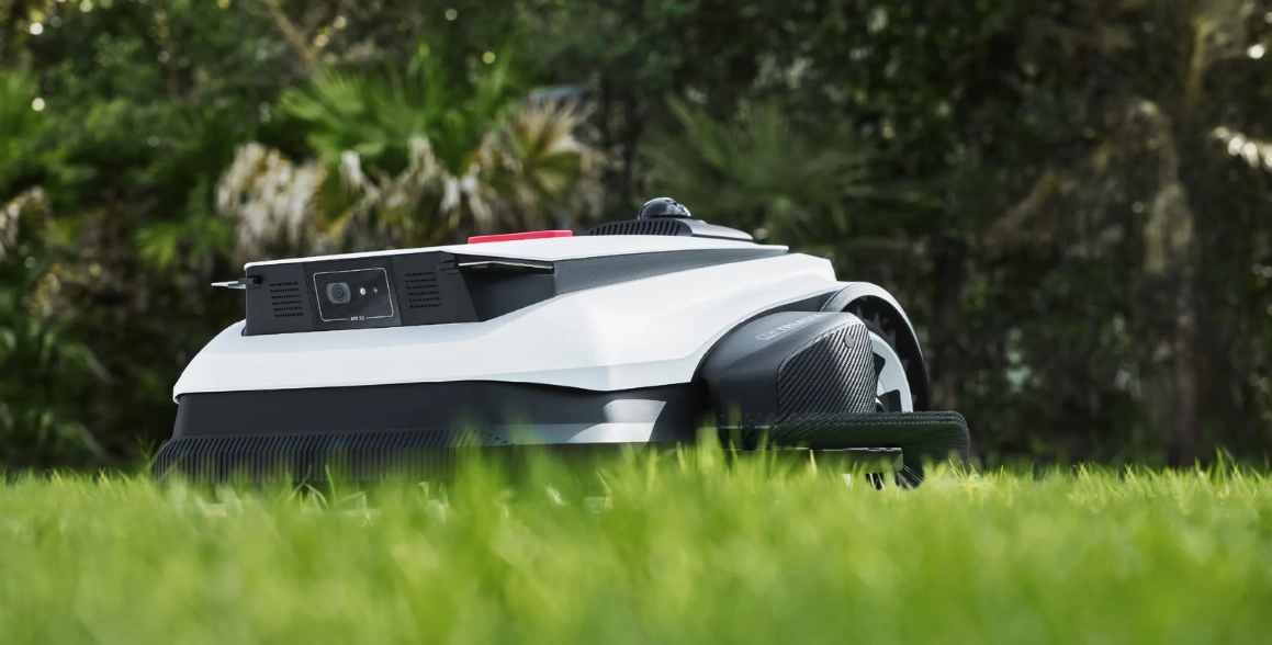Spoľahnite sa na robotick&uacute; kosačku ECOVACS GOAT A3000 LiDAR PRO, ktor&aacute; vďaka v&yacute;konnej 32 V bat&eacute;rii a syst&eacute;mu Dual Blade-Disc pokos&iacute; plochu o veľkosti 400 m&sup2; za hodinu.
