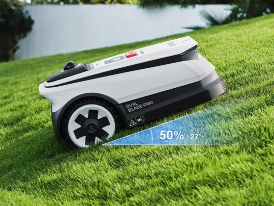Kosačka Goat A3000 LiDAR PRO zvl&aacute;dne kosiť svahy so sklonom až do 50 %.
