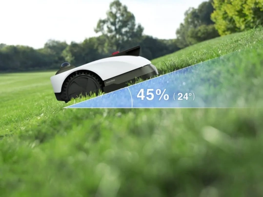 Kosačka Goat O1200 LiDAR PRO zvl&aacute;dne kosiť svahy so sklonom až do 45 %.