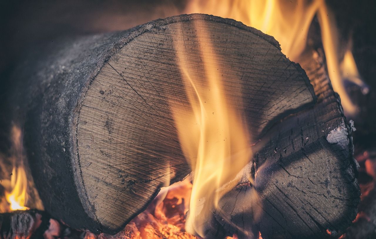 Benzínová reťazová píla FZP 56516-B_napílené drevo horí v krbe