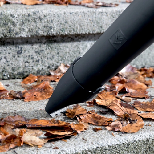 Fukár lístia Kärcher LBL 2 Battery disponuje integrovanou škrabkou.