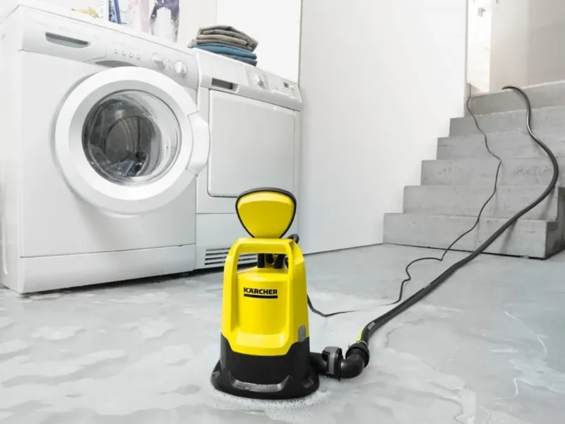 Sklopné nožičky čerpadla SP 9.000 Flat vám umožnia odsávanie aj pri veľmi nízkej hladine vody od 1 do 7 mm.