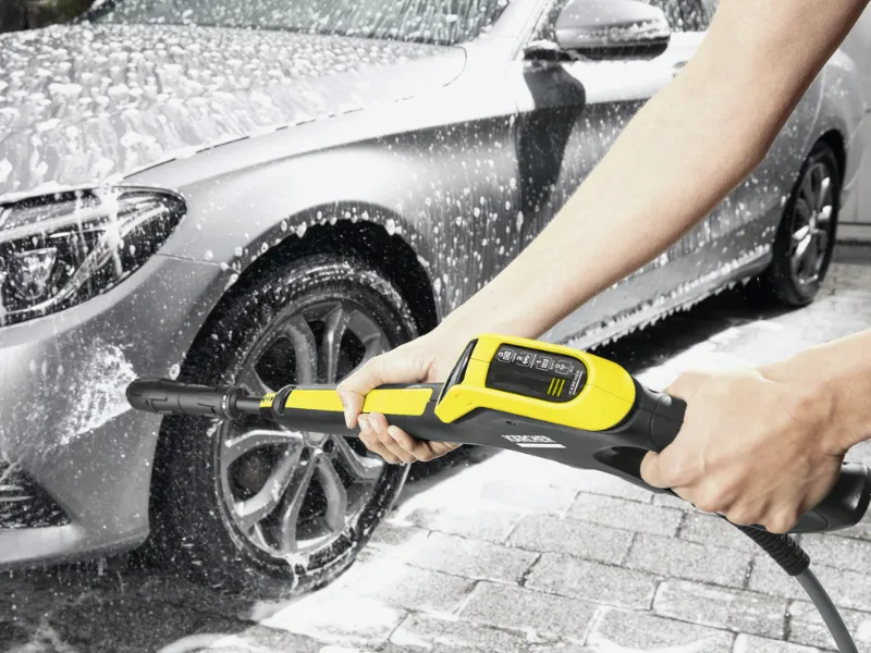 Vysokotlakový čistič K 4 Power Control Flex sa prispôsobí každej výzve – od špinavého chodníka až po zablatené auto.