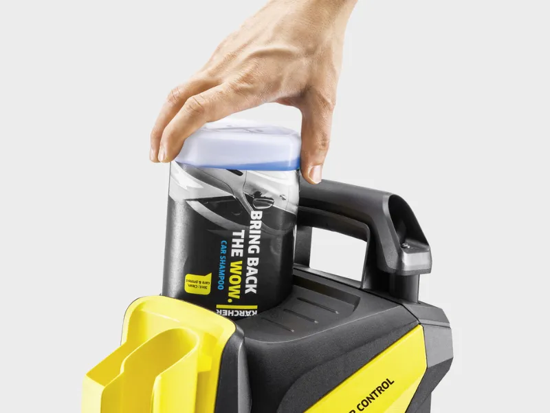 Vďaka čistiacemu systému Plug 'n' Clean jedným pohybom ruky pripojíte nádobu s prostriedkom do vapky K 4 Power Control Flex a čistenie sa môže začať.