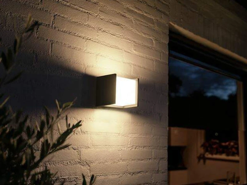 Vonkajsie-nastenne-svietidlo-Philips-Hue-17445_