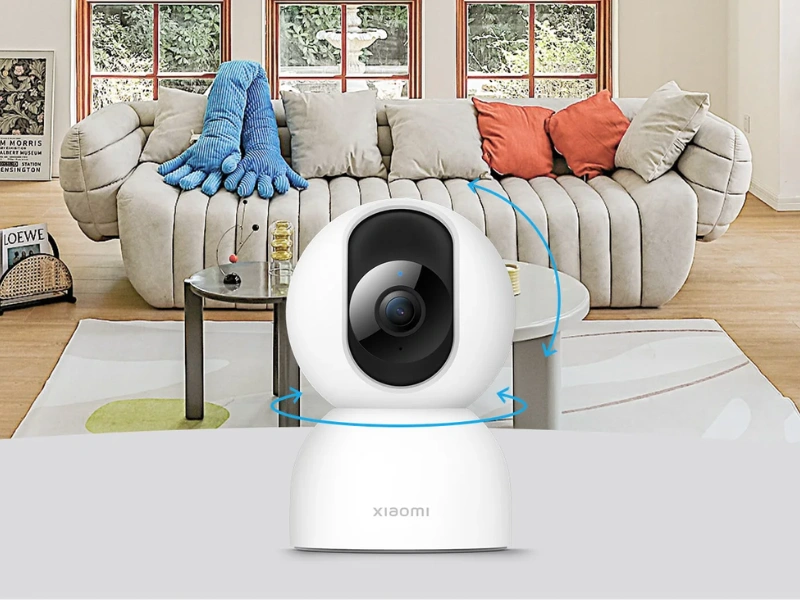 Kamera Xiaomi Smart Camera C400, vďaka duálnemu motoru sa jej objektív dokáže otáčať o 360° horizontálne a 106° vertikálne, čím poskytne kompletný prehľad o celej miestnosti.