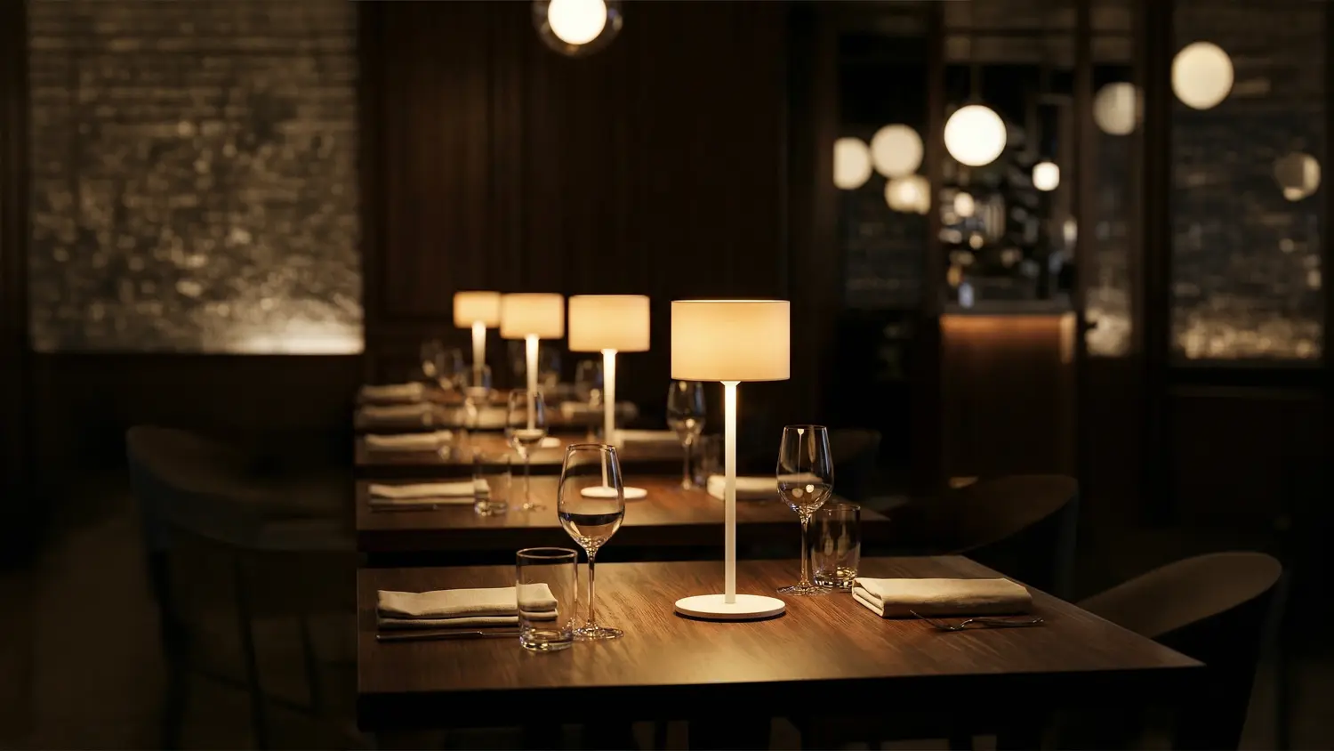 LED lampy Retlux RTL 210 postaven&eacute; na stolech v restauraci