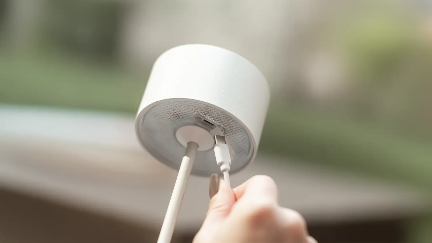 LED lampa Retlux RTL 210 připojen&iacute; kabelem USB-C