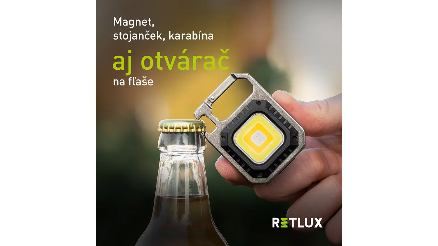 LED svietidlo s karabínou Retlux RPL 602 použité na otváranie fľaše