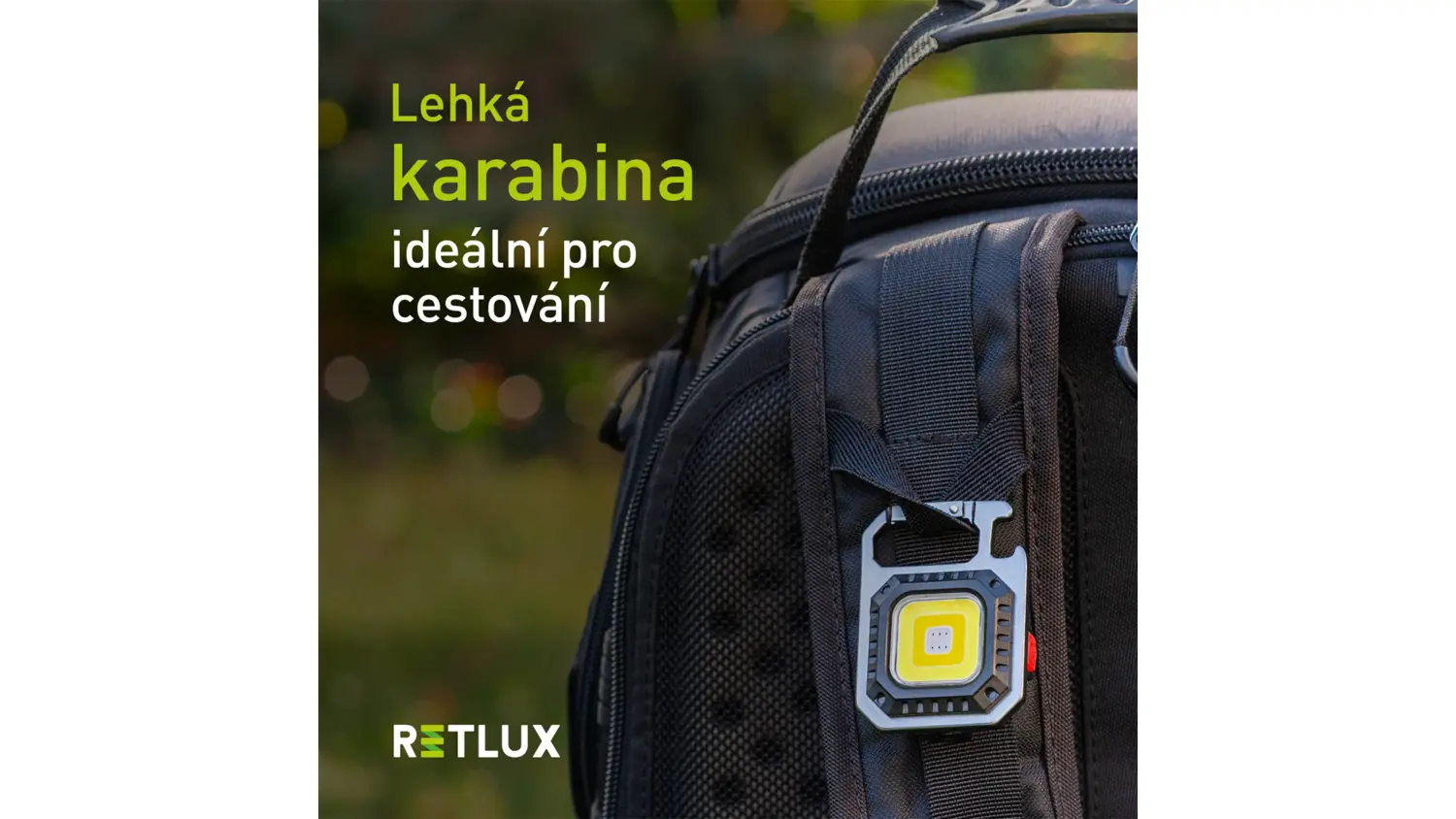 LED svítilna s karabinou Retlux RPL 602 zavěšená na batohu