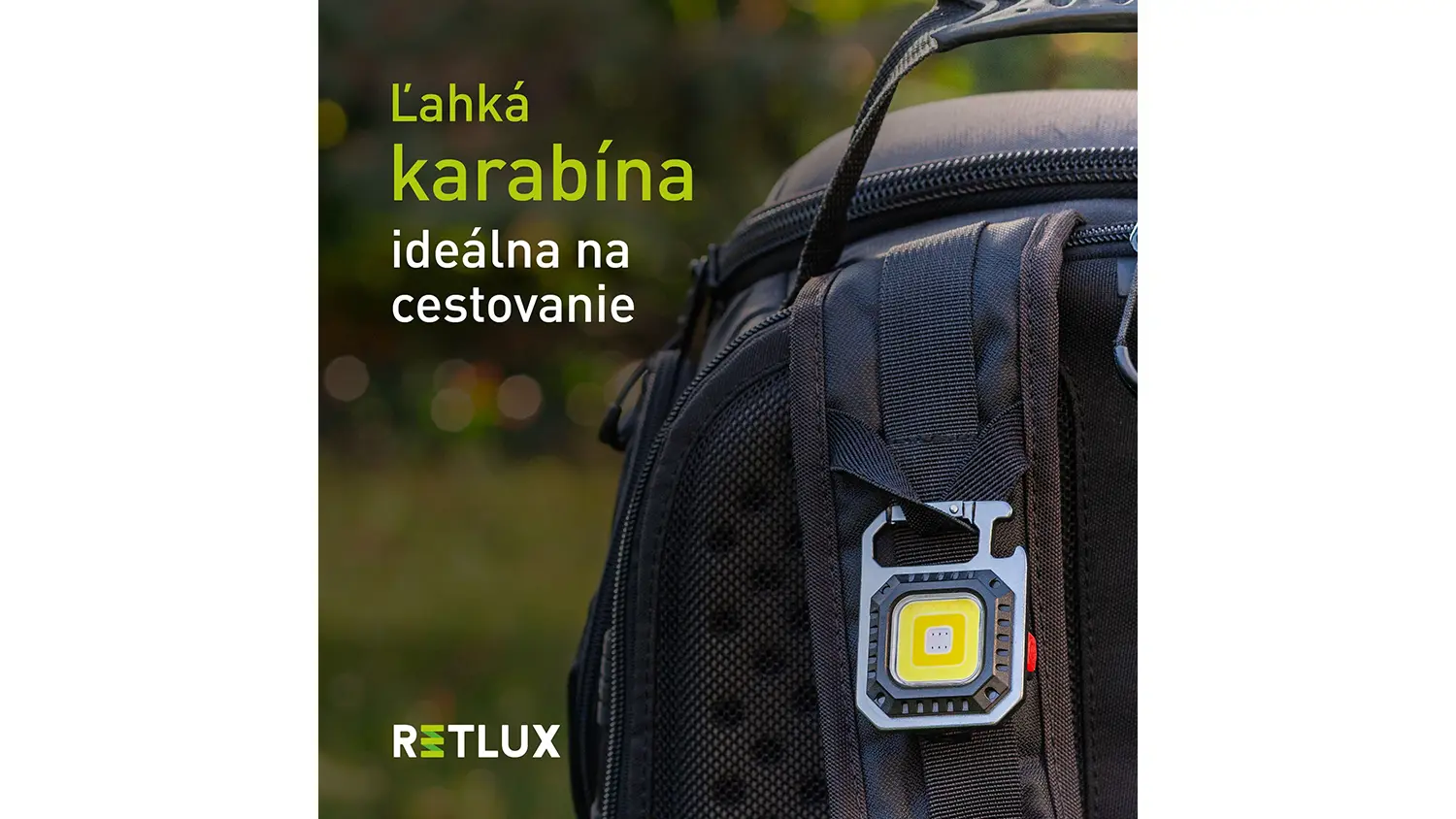 LED svietidlo s karabínou Retlux RPL 602 zavesené na batohu