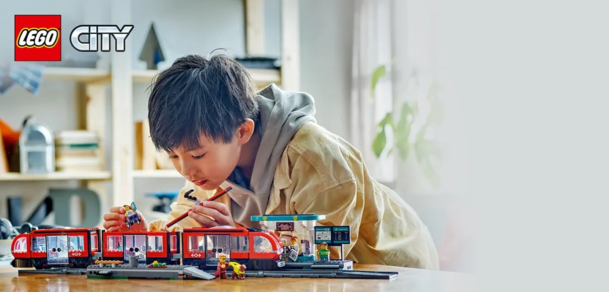 Hero LEGO CITY 60423 Električka a zastávka v centre mesta.