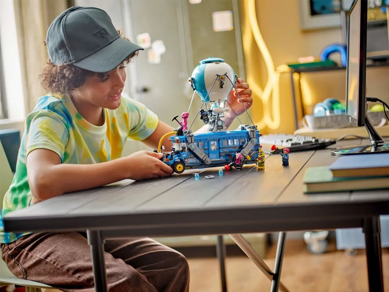 LEGO® Fortnite® Battle Bus.